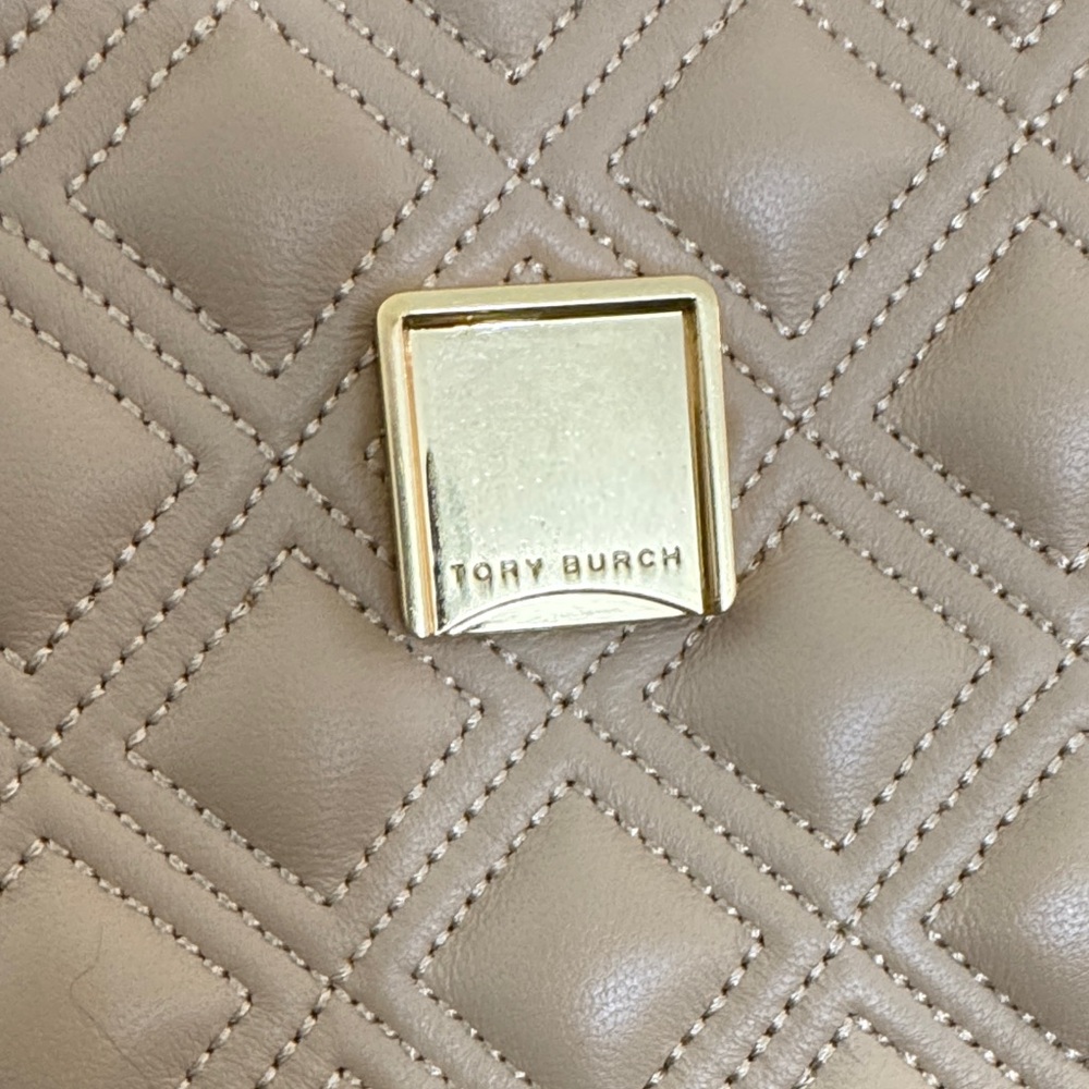 Tory Burch Beige Quilted Shoulder Bag with Gold Chain - Picture 7 of 8